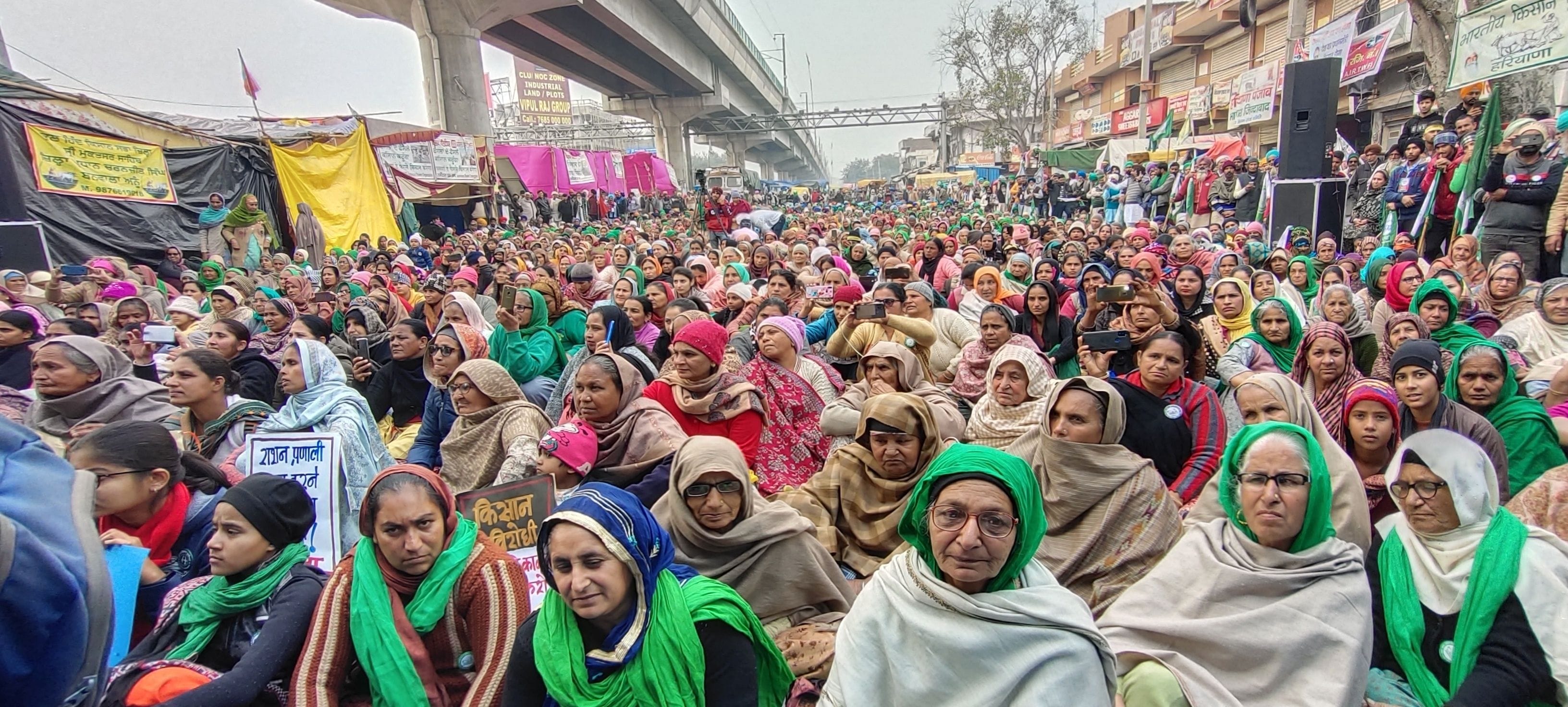 टीकरी बॉर्डर पर आंदोलन में पहुंची महिलाएं। संवाद टीकरी बॉर्डर पर आंदोलन में पहुंची महिलाएं। संवाद