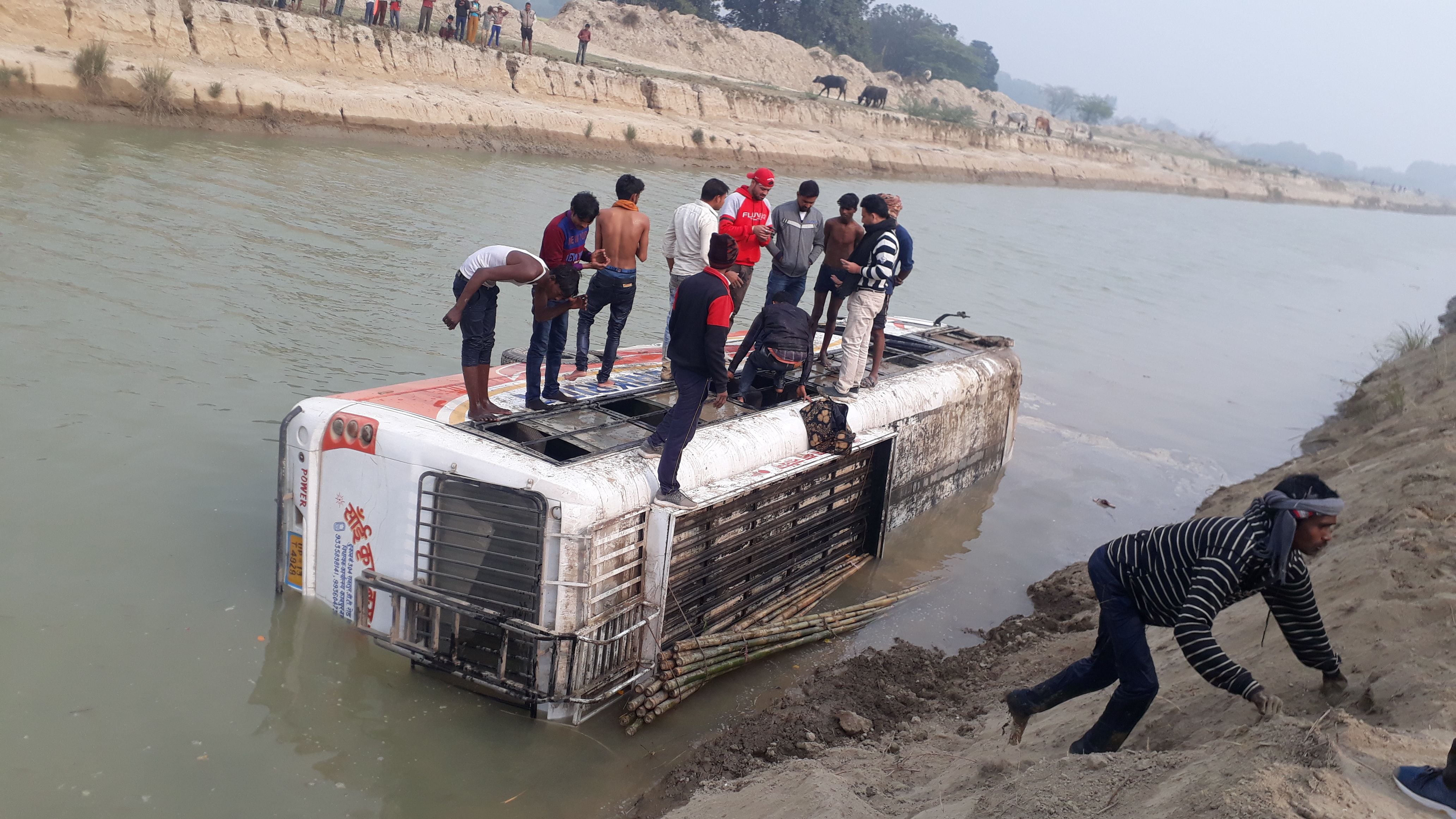 कानपुर देहात में नहर में गिरी बस में फंसे यात्रियों को बाहर निकालते स्थानीय लोग। संवाद कानपुर देहात में नहर में गिरी बस में फंसे यात्रियों को बाहर निकालते स्थानीय लोग। संवाद