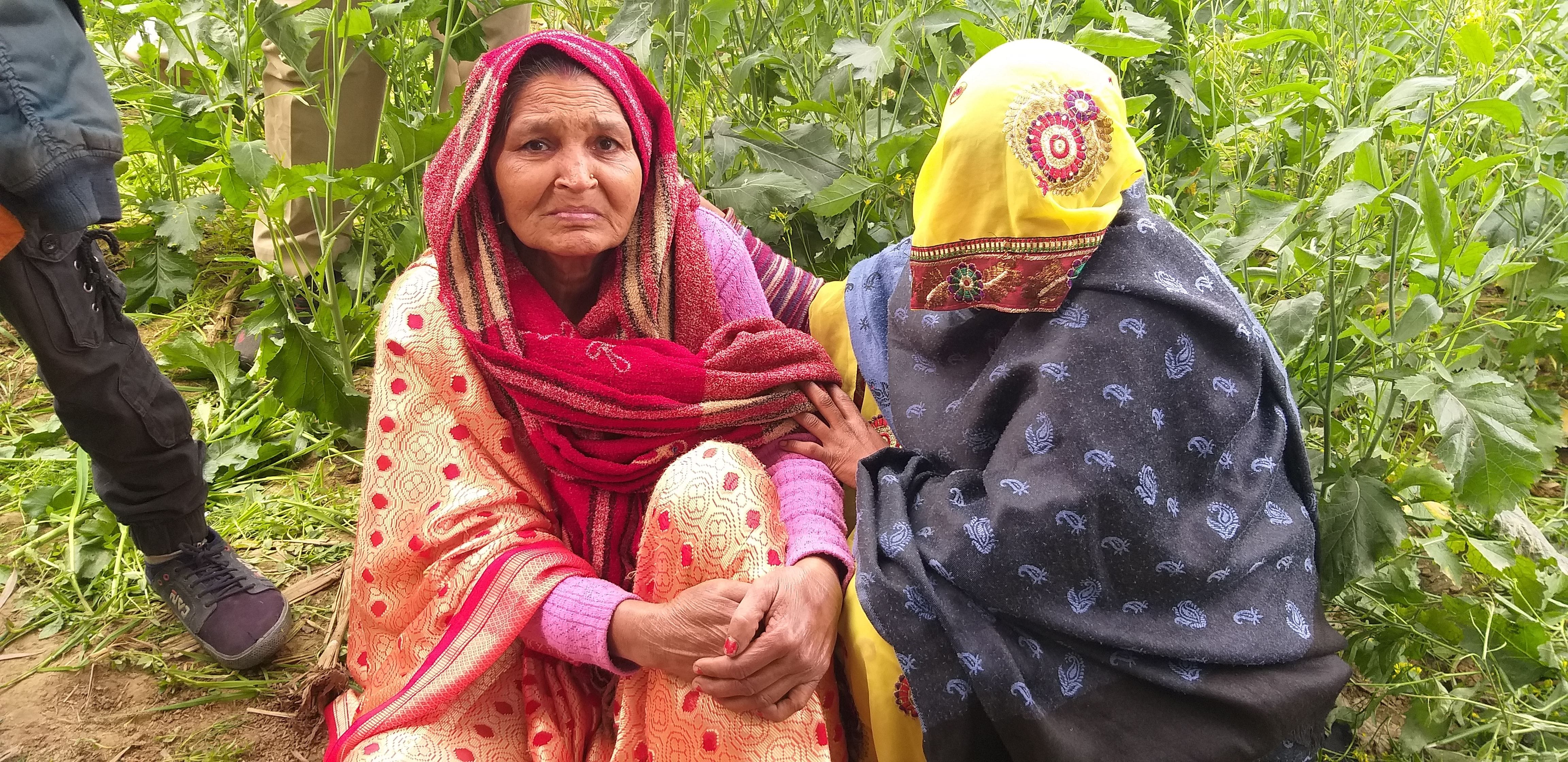 जनक सचान की मौत पर गमगीन बैठी मां व पत्नी। जनक सचान की मौत पर गमगीन बैठी मां व पत्नी।