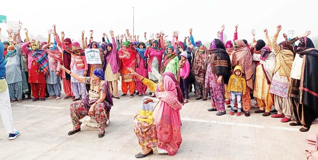 बरवाला: बाडोपट्टी टोल पर सरकार के खिलाफ नारेबाजी करती महिलाएं। बरवाला: बाडोपट्टी टोल पर सरकार के खिलाफ नारेबाजी करती महिलाएं।