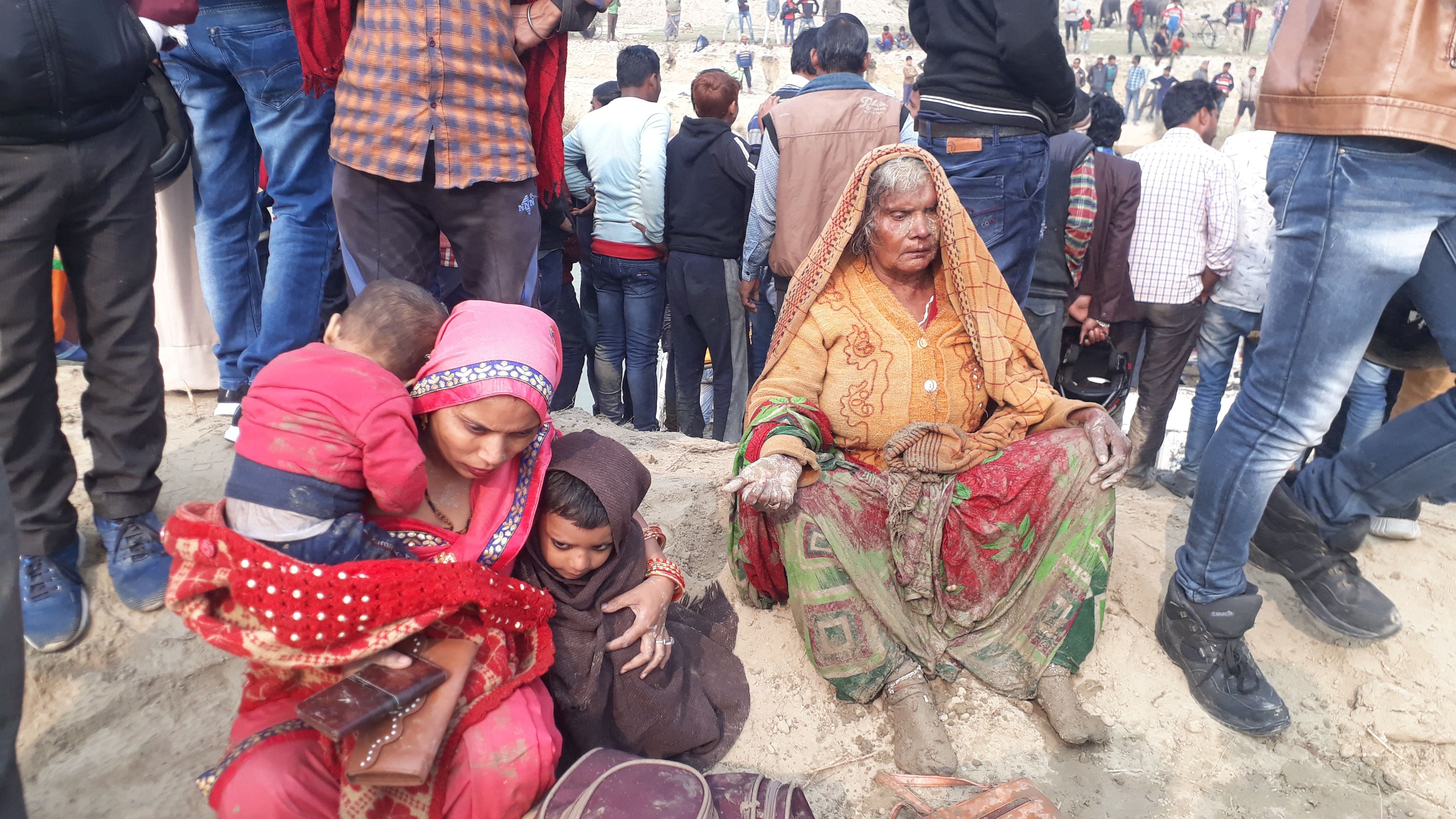 घटना स्थल पर बैठे बस से निकाली गई घायल महिलाएं। घटना स्थल पर बैठे बस से निकाली गई घायल महिलाएं।