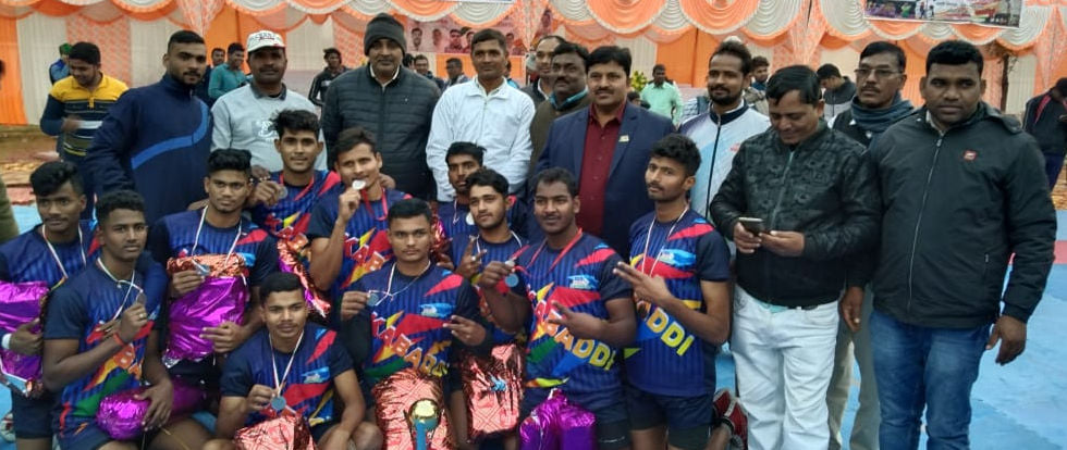 मड़ियाहूं के लोरिका गांव में कबड्डी प्रतियोगिता के समापन पर विजेता टीम। मड़ियाहूं के लोरिका गांव में कबड्डी प्रतियोगिता के समापन पर विजेता टीम।