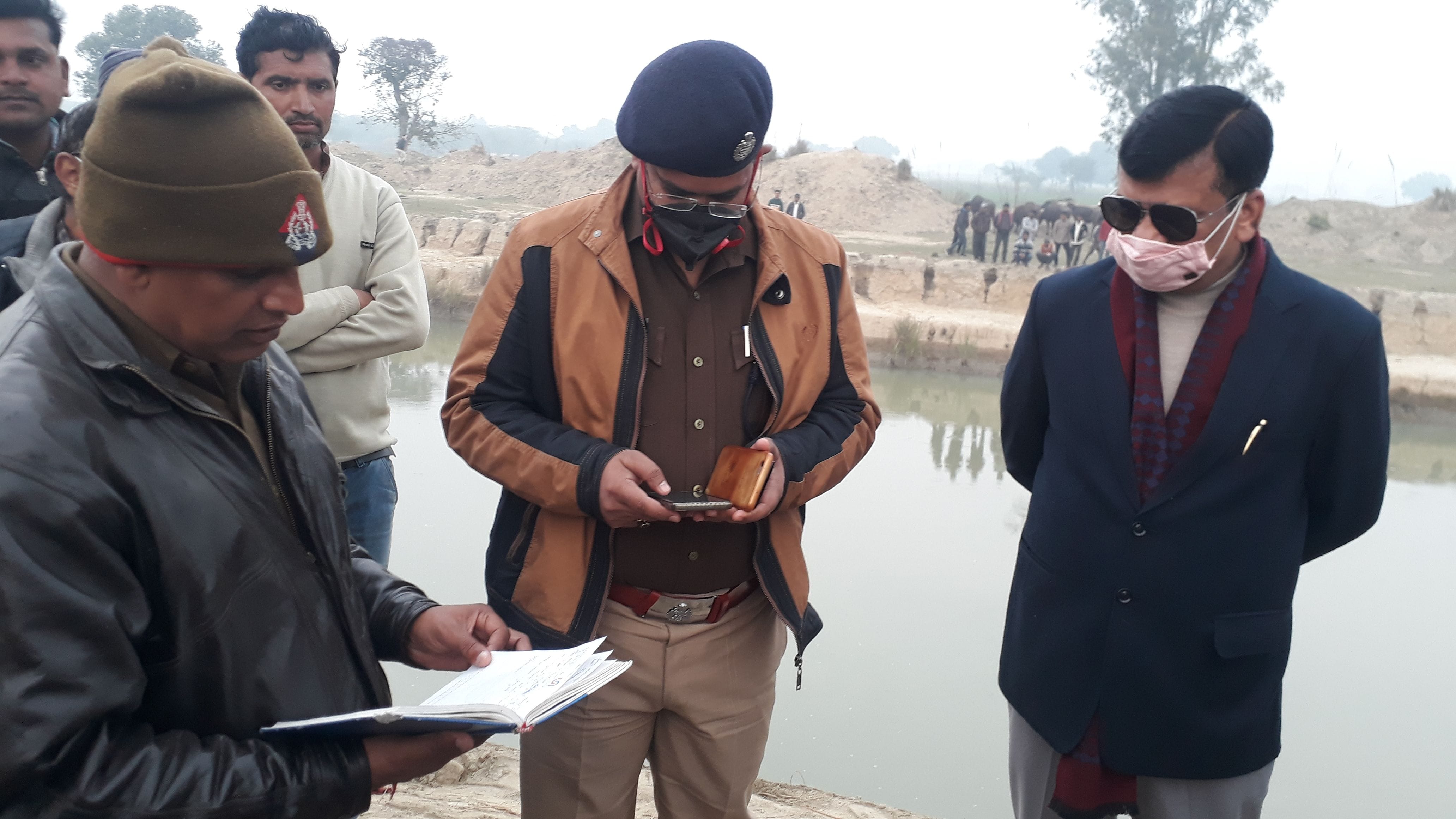 घटना स्थल पर जांच करते डीएम व एसपी। घटना स्थल पर जांच करते डीएम व एसपी।