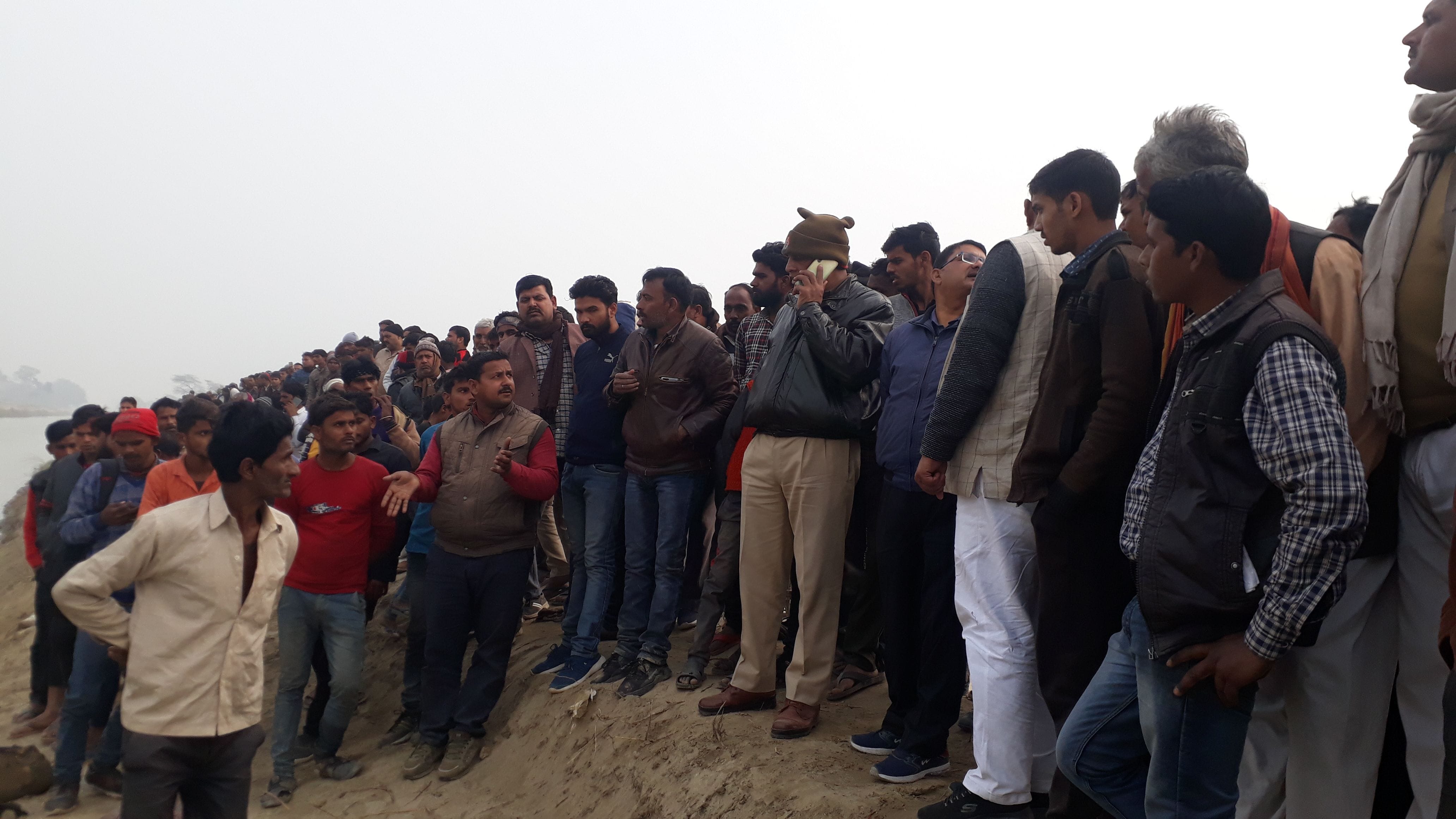 घटना स्थल पर मौजूद लोग। घटना स्थल पर मौजूद लोग।