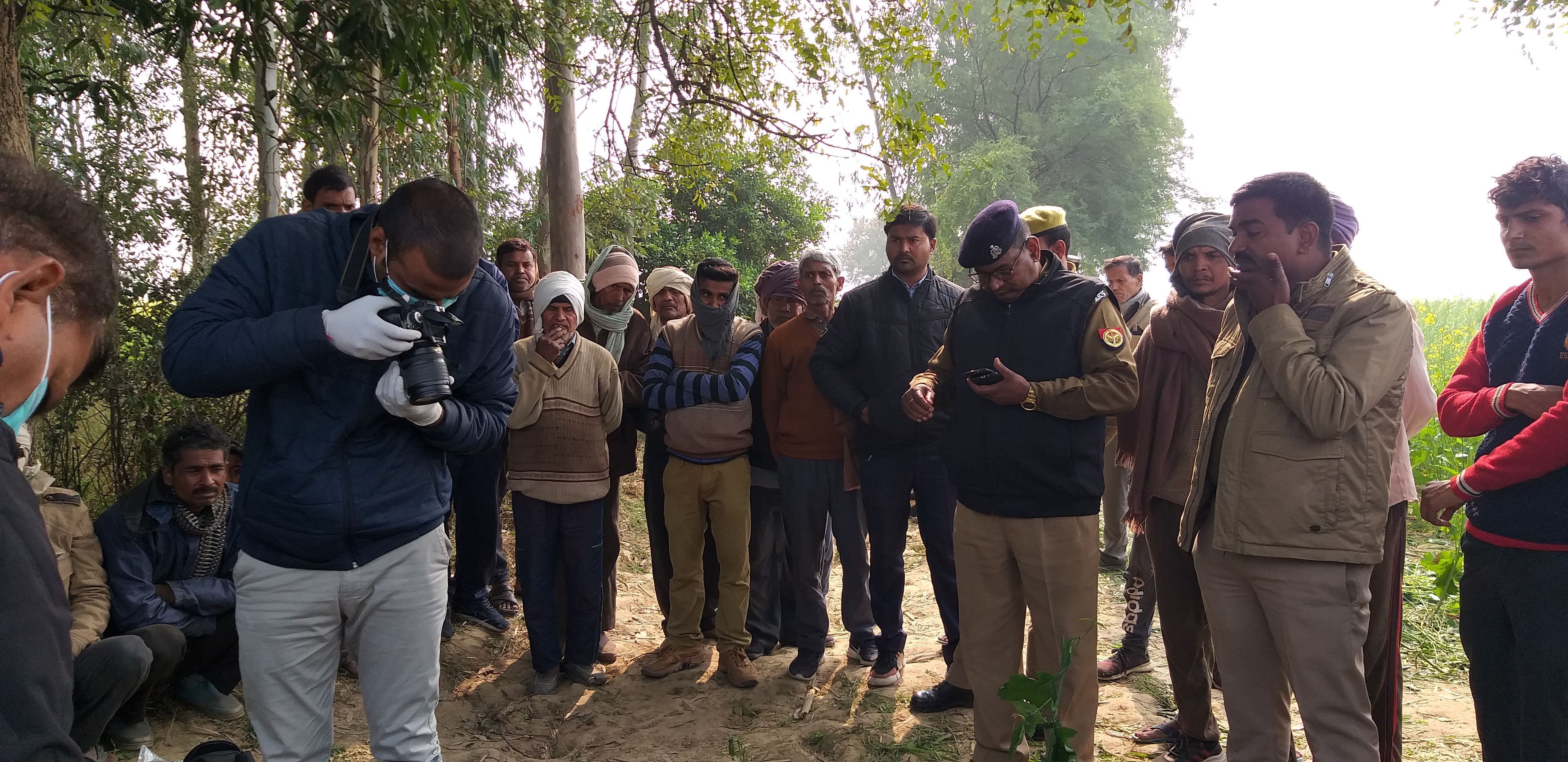 घटना स्थल से साक्ष्य जुटाती फॉरेंसिक टीम व मौजूद सीओ। घटना स्थल से साक्ष्य जुटाती फॉरेंसिक टीम व मौजूद सीओ।