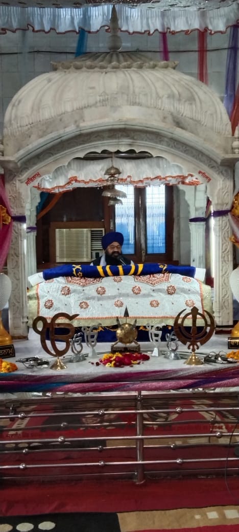 गुरूद्वारा मे ग्रंथियों की सेवा के श्रद्धालु गुरूद्वारा मे ग्रंथियों की सेवा के श्रद्धालु