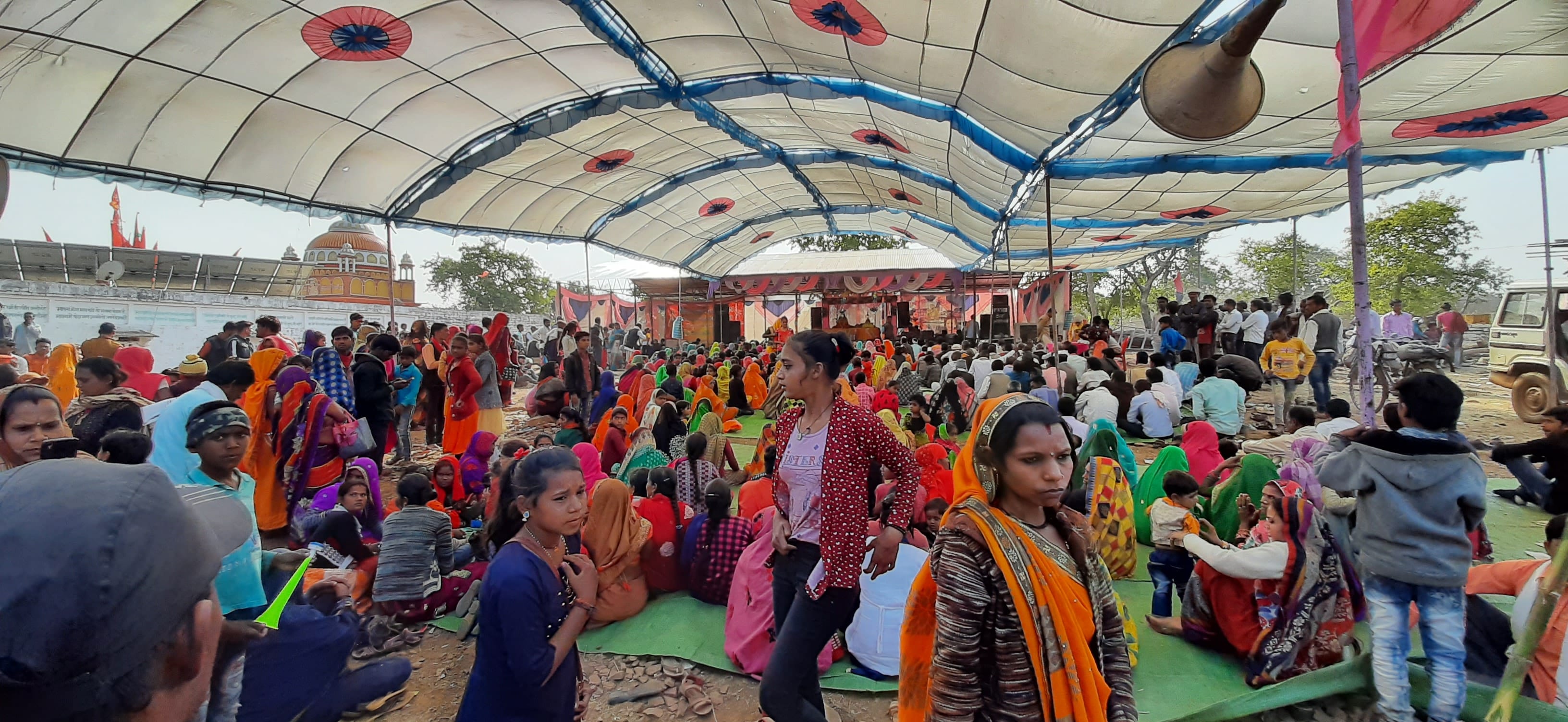 पंडवन में भगवत कथा सुनते श्रद्धालु