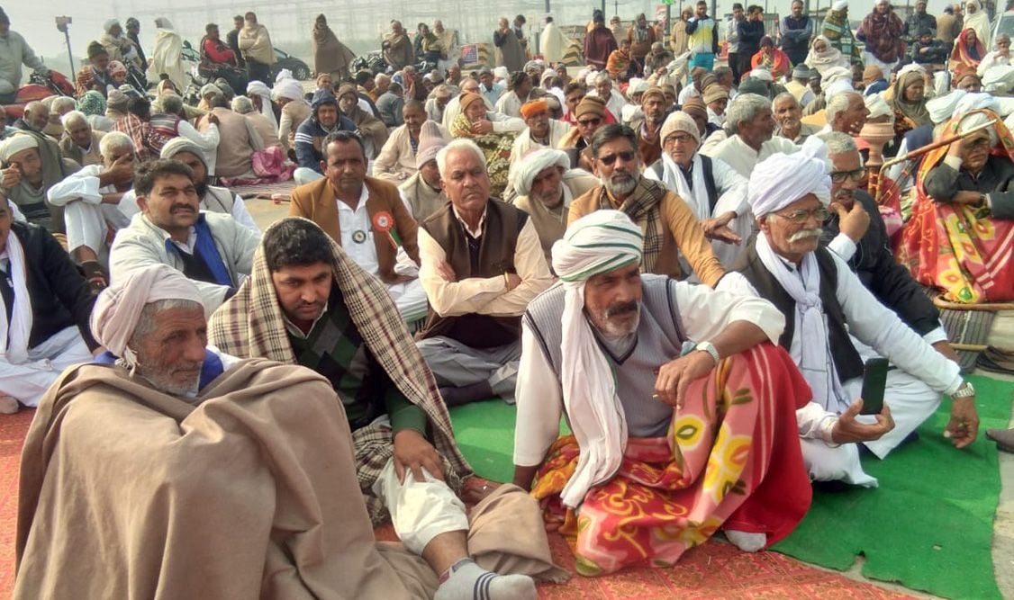 खटकड़ टोल के पास धरने पर पहुंचे विभिन्न गांवों के किसान। संवाद खटकड़ टोल के पास धरने पर पहुंचे विभिन्न गांवों के किसान। संवाद