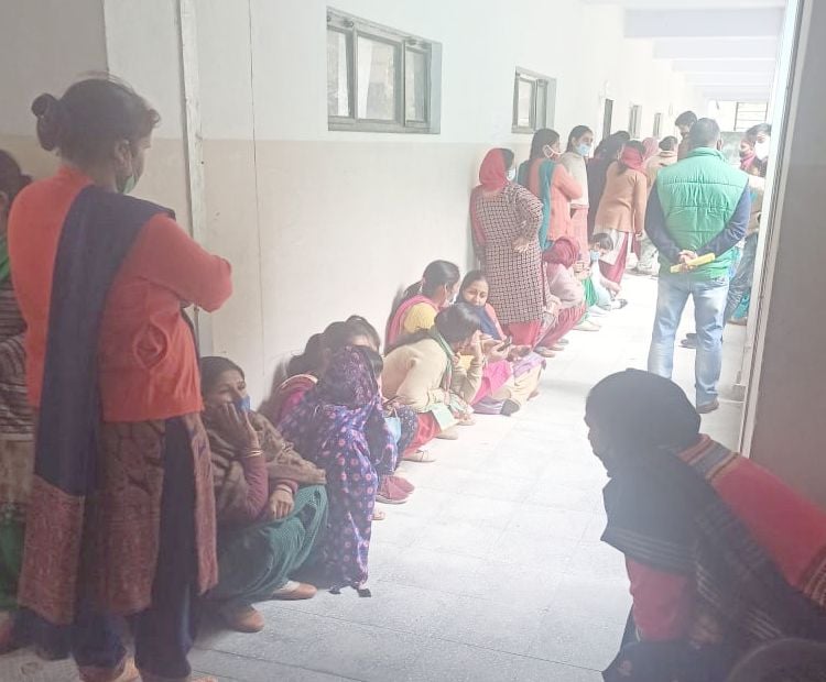शेरपुर में वोटिंग के दौरान लाईन में बैठकर अपनी बारी को इंतजार करती महिलाऐं।