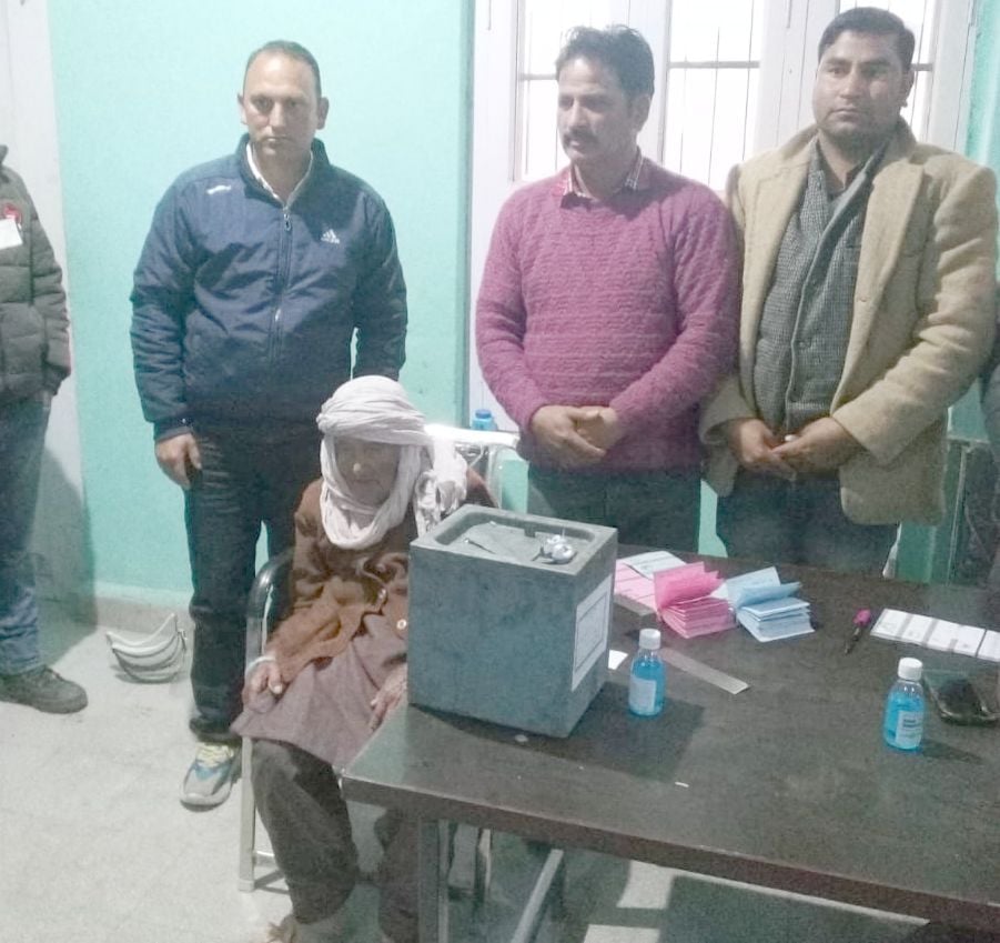 कल्हेल पंचायत में मतदान के बाद 102 वर्षीय बुजुर्ग अमकु देवी। कल्हेल पंचायत में मतदान के बाद 102 वर्षीय बुजुर्ग अमकु देवी।