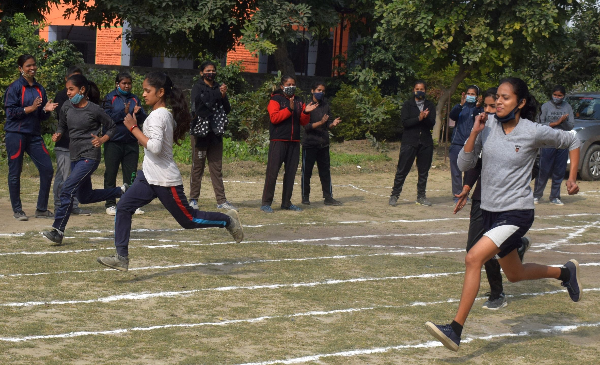 फोटो-02- आर्य कन्या महाविद्यालय में प्रतियोगिता के दौरान दौड़तीं प्रतिभागी। संवाद फोटो-02- आर्य कन्या महाविद्यालय में प्रतियोगिता के दौरान दौड़तीं प्रतिभागी। संवाद