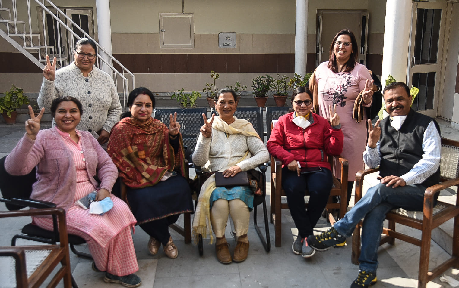 सेक्टर-4 डिस्पेंसरी में वैक्सीन लगवाने के बाद विक्ट्री साइन दिखाते डॉक्टर्स। सेक्टर-4 डिस्पेंसरी में वैक्सीन लगवाने के बाद विक्ट्री साइन दिखाते डॉक्टर्स।
