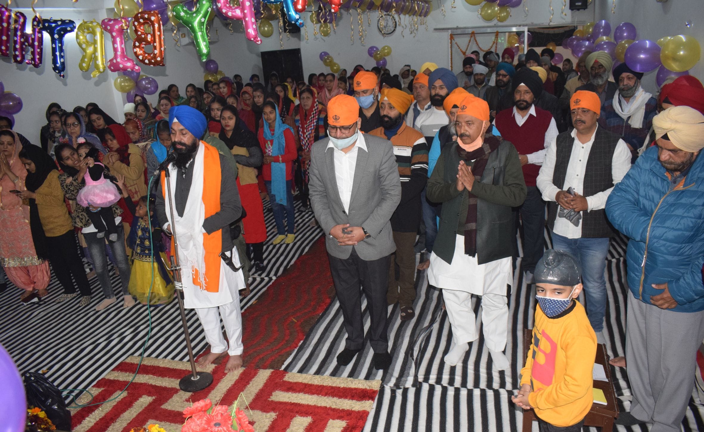 फोटो- 9- गुरुद्वारे में अरदास के दौरान मौजूद सदर विधायक नितिन अग्रवाल, नगर पालिकाध्यक्ष सुखसागर म?