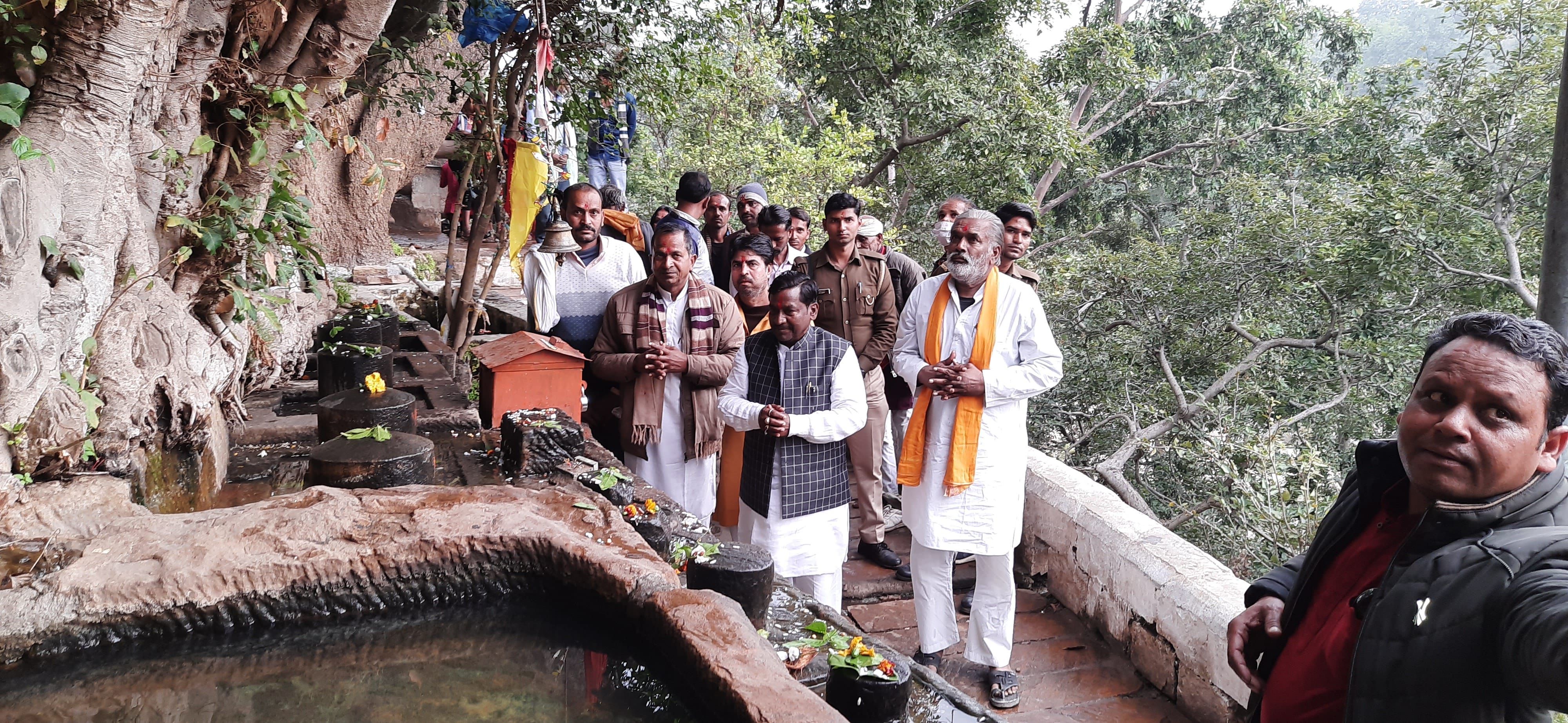 पंडवन मे पांडवों के प्रतीकों के दर्शन करते सदर विधायक रामरतन कुशवाहा पंडवन मे पांडवों के प्रतीकों के दर्शन करते सदर विधायक रामरतन कुशवाहा