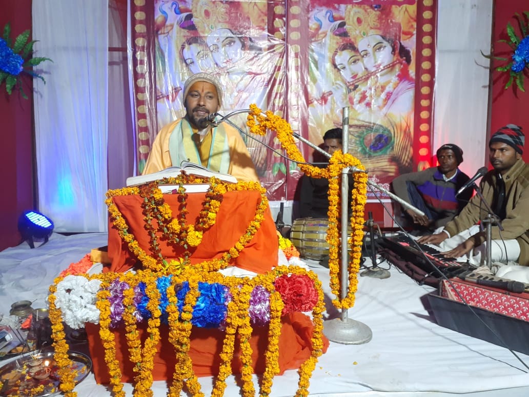 दुद्धी क्षेत्र के खजूरी स्थित शिव मंदिर परिसर में भागवत कथा में प्रवचन करते अयोध्या के इंद्र भूष? दुद्धी क्षेत्र के खजूरी स्थित शिव मंदिर परिसर में भागवत कथा में प्रवचन करते अयोध्या के इंद्र भूष?