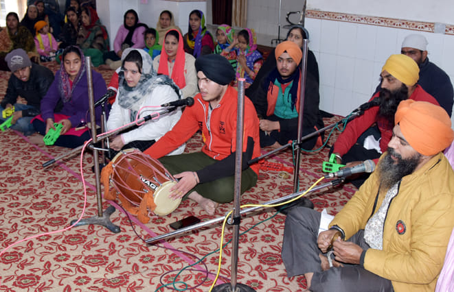 गुरू गोविन्द सिंह जी के प्रकाश पुरब पर शब्द कीर्तन करती संगत गुरू गोविन्द सिंह जी के प्रकाश पुरब पर शब्द कीर्तन करती संगत