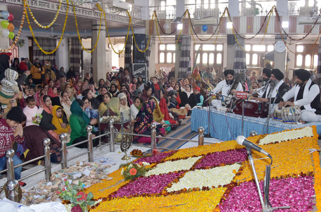 गुरू सिंघ सभा गुरूद्घारा में गुरू गोविन्द सिंह जी के प्रकाश पुरब पर शब्द कीर्तन करते रागी जत्थे गुरू सिंघ सभा गुरूद्घारा में गुरू गोविन्द सिंह जी के प्रकाश पुरब पर शब्द कीर्तन करते रागी जत्थे