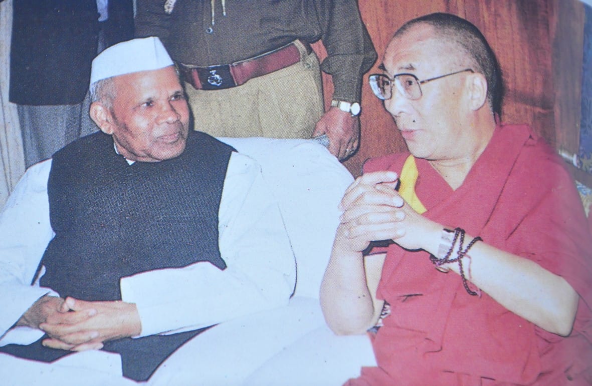 बौद्ध धर्म गुरू के साथ पूर्व राज्यपाल माता प्रसाद की फाईल फोटो। बौद्ध धर्म गुरू के साथ पूर्व राज्यपाल माता प्रसाद की फाईल फोटो।