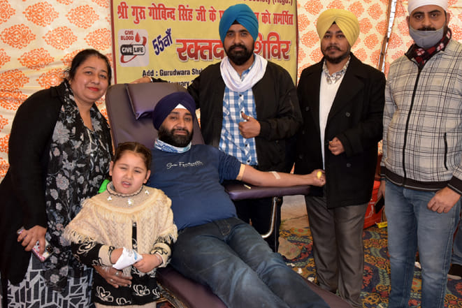 गुरू सिंघ सभा गुरूद्घारा में गुरू गोवरैन्द सिंह जी के प्रकाश पुरब पर लगे रक्तदान शिविर में रक्तद? गुरू सिंघ सभा गुरूद्घारा में गुरू गोवरैन्द सिंह जी के प्रकाश पुरब पर लगे रक्तदान शिविर में रक्तद?