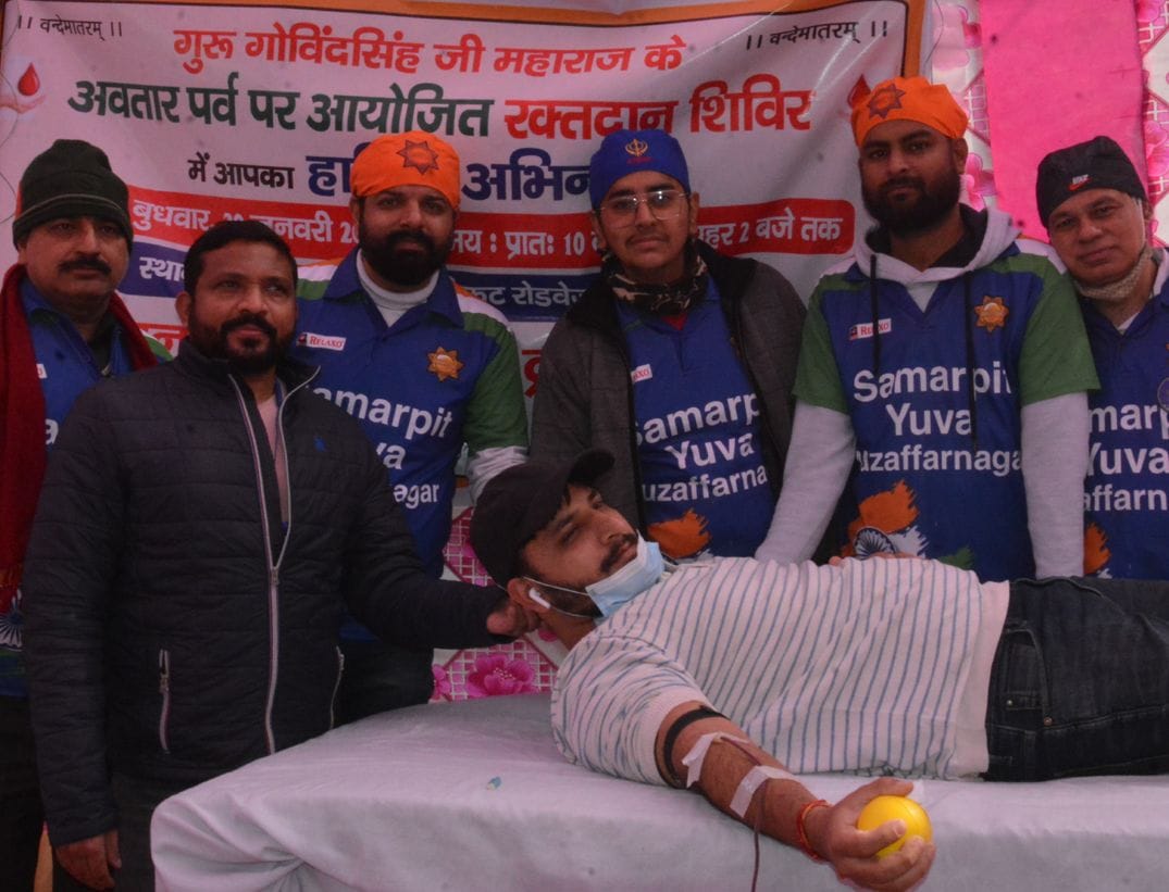 गुरु गोबिंद सिंह के प्रकाश पर्व पर रोडवेज गुरुद्वारा में रक्तदान करते युवक।