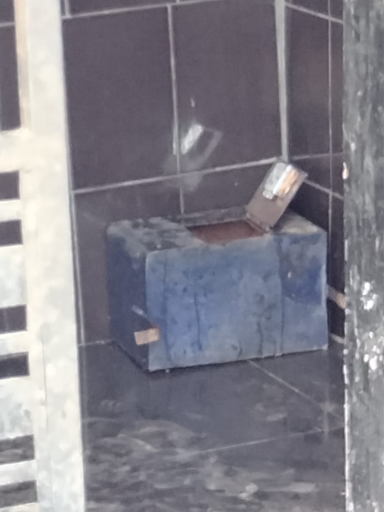 बरवाला के गांव सुल्तानपुर के शनि मंदिर का टूटा गुल्लक। बरवाला के गांव सुल्तानपुर के शनि मंदिर का टूटा गुल्लक।