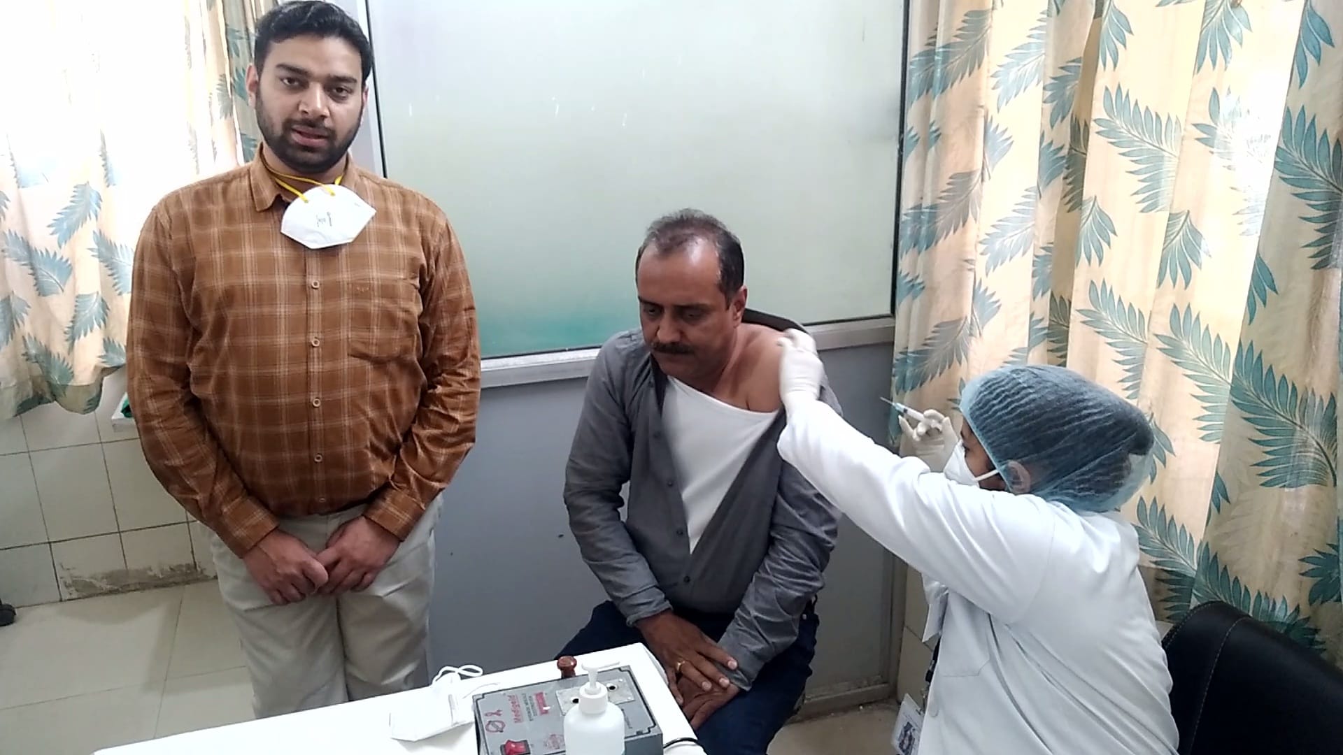 पिंजौर में एसएमओ राजेश ख्यालिया कोविशील्ड का टीका लगवाते हुए। पिंजौर में एसएमओ राजेश ख्यालिया कोविशील्ड का टीका लगवाते हुए।