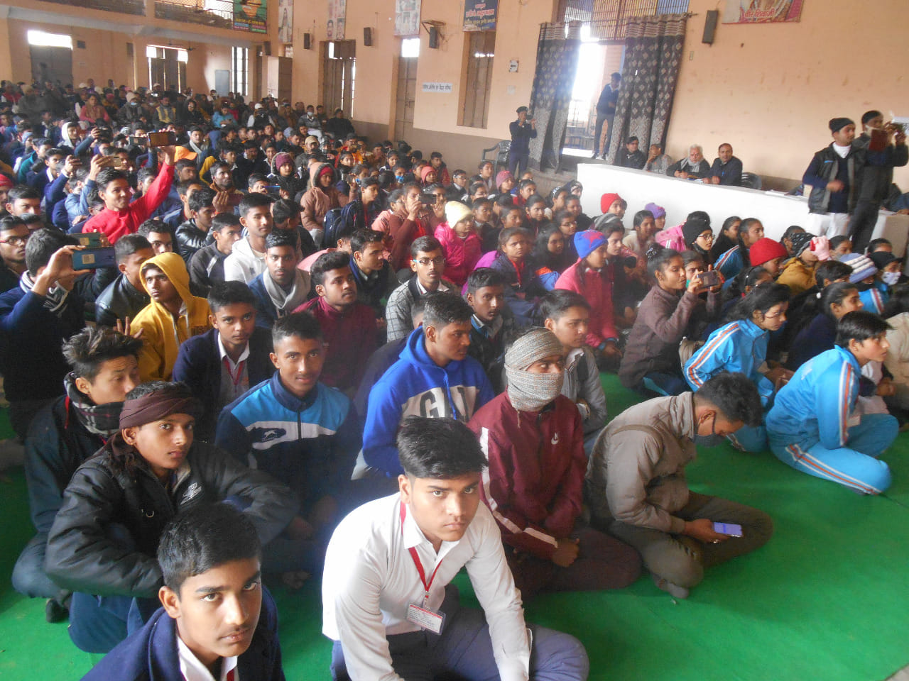 सरस्वती विद्या मंदिर इंटर कालेज में कार्यक्रम में मौजूद छात्र-छात्राएं।
