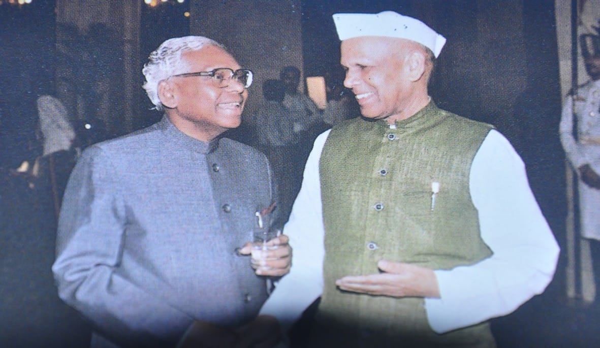 तत्कालीन राष्ट्रपति के आर नारायणन के साथ पूर्व राज्यपाल माता प्रसाद की फाईल फोटो। तत्कालीन राष्ट्रपति के आर नारायणन के साथ पूर्व राज्यपाल माता प्रसाद की फाईल फोटो।