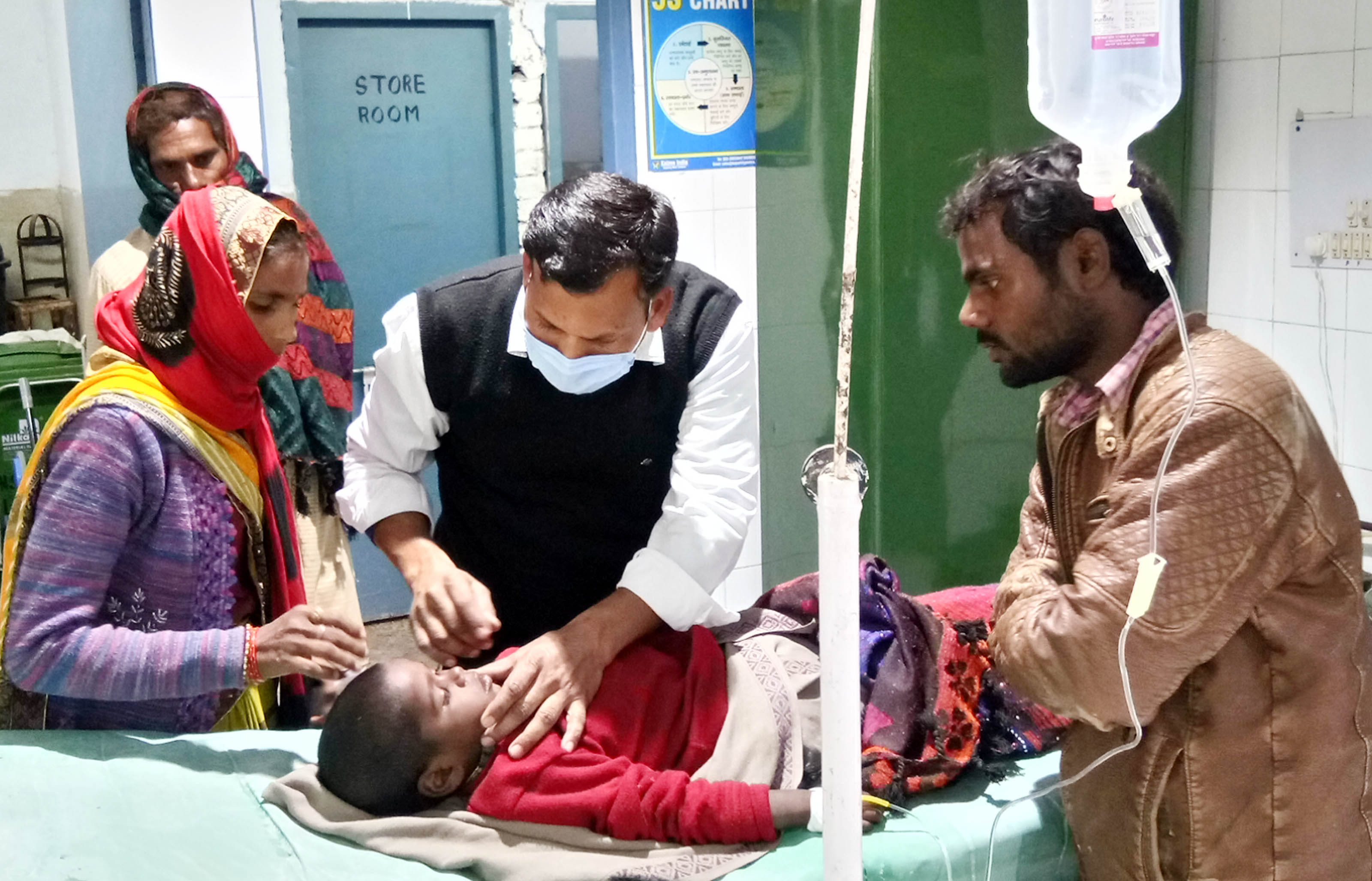 जिला अस्पताल के इमरजेंसी वार्ड में मृतका के बच्चे का उपचार करते स्वास्थ्य कर्मी। संवाद जिला अस्पताल के इमरजेंसी वार्ड में मृतका के बच्चे का उपचार करते स्वास्थ्य कर्मी। संवाद