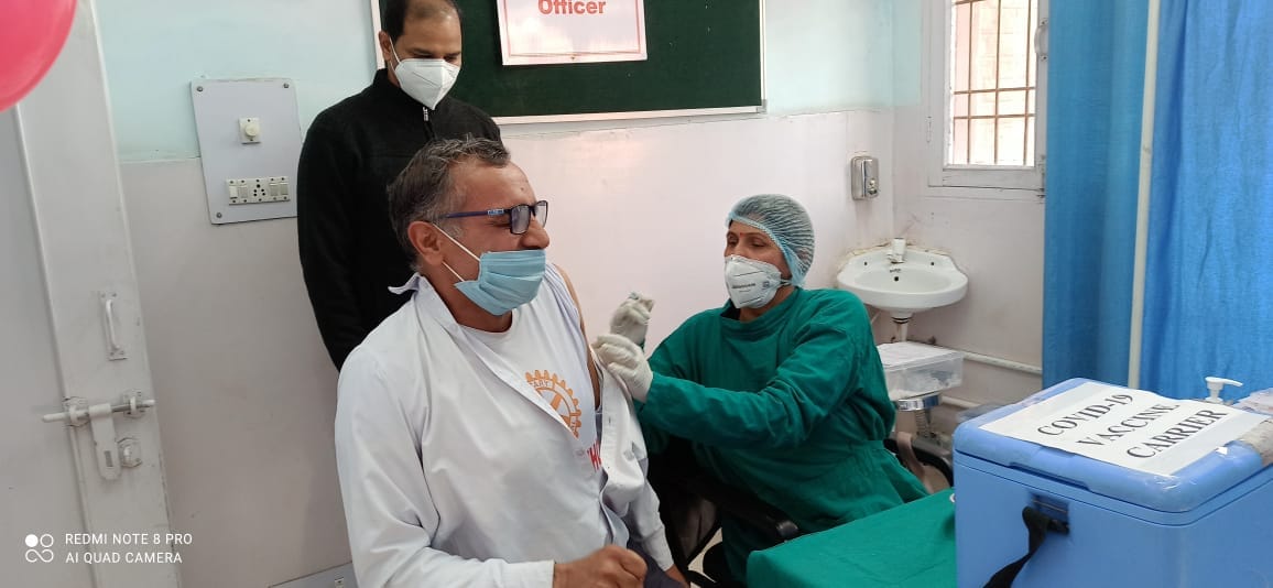 कालका में हेल्थ सुपरवाइजर जगत सिंह को टीका लगाते डॉक्टर। कालका में हेल्थ सुपरवाइजर जगत सिंह को टीका लगाते डॉक्टर।