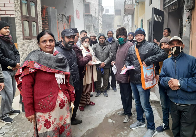 गिल कॉलोनी में मन्दिर निर्माण को लेकर दान देते लोग गिल कॉलोनी में मन्दिर निर्माण को लेकर दान देते लोग
