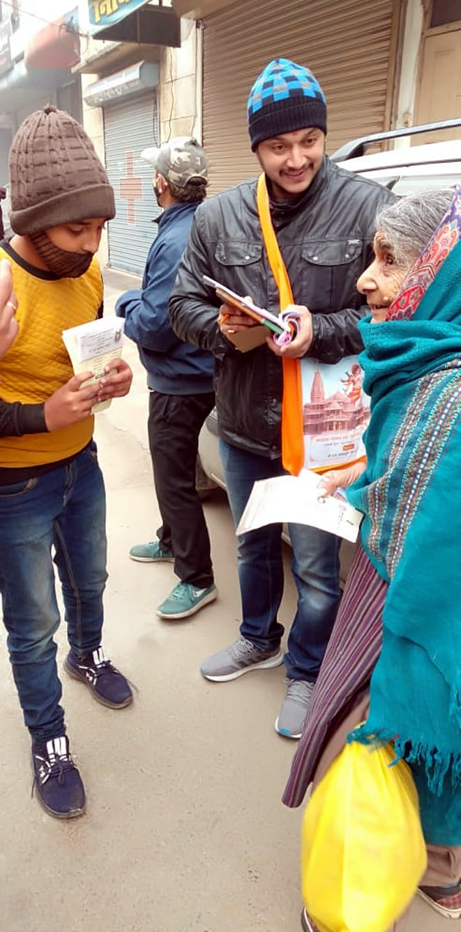 गिल कॉलोनी में मन्दिर निर्माण को लेकर दान करती वृद्घ महिला गिल कॉलोनी में मन्दिर निर्माण को लेकर दान करती वृद्घ महिला