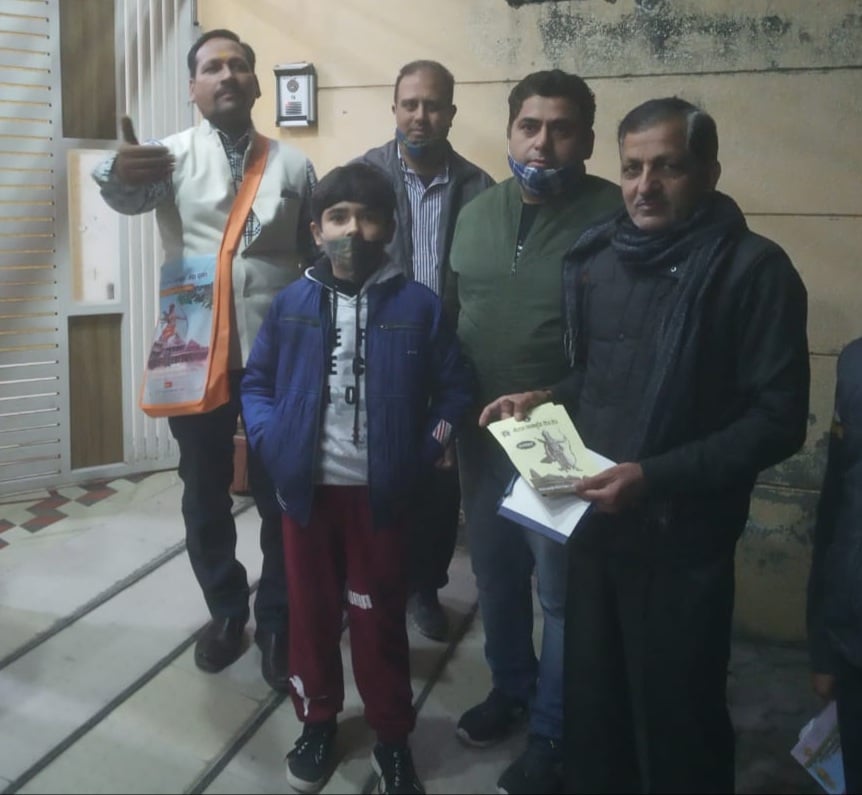 वसंत विहार में घर-घर जाकर संपर्क करने वाले टोली के सदस्य। वसंत विहार में घर-घर जाकर संपर्क करने वाले टोली के सदस्य।