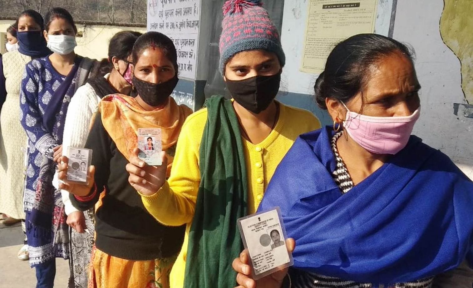 मंडी की ग्राम पंचायत कौलुहड में मतदान के लिए लगी लाइन। मंडी की ग्राम पंचायत कौलुहड में मतदान के लिए लगी लाइन।