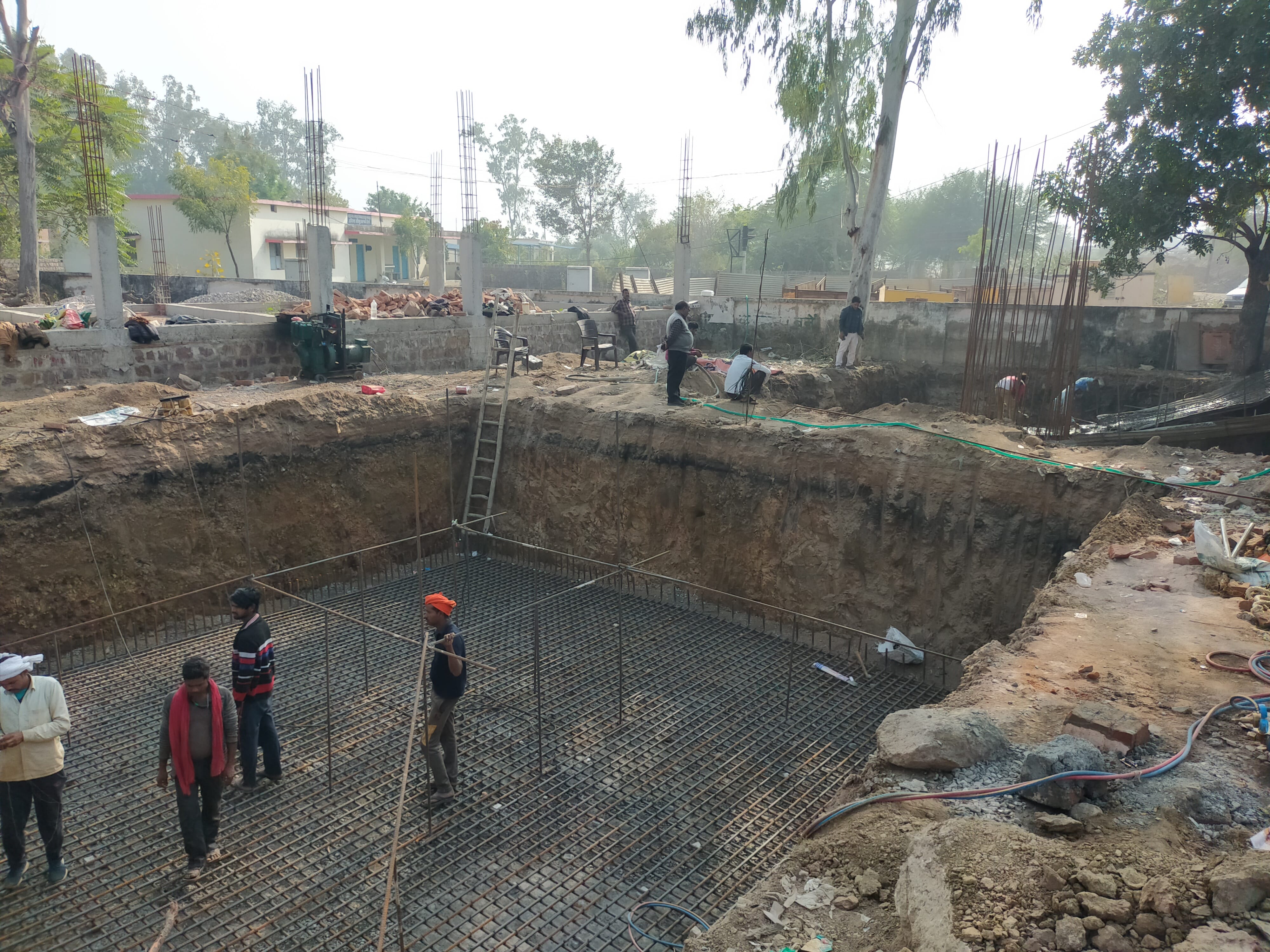 देवगढ़ रेलवे क्रॉसिंग के पास ओवरब्रिज का निर्माण में गड्ढों में लोहे का जाल डालकर बेस तैयार देवगढ़ रेलवे क्रॉसिंग के पास ओवरब्रिज का निर्माण में गड्ढों में लोहे का जाल डालकर बेस तैयार