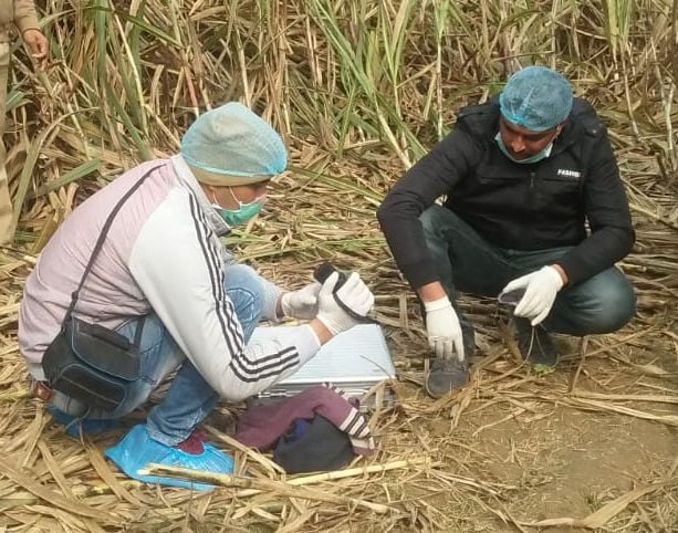 फोटो-19-घटनास्थल से नमूने जुटाती फील्ड यूनिट की टीम। संवाद फोटो-19-घटनास्थल से नमूने जुटाती फील्ड यूनिट की टीम। संवाद
