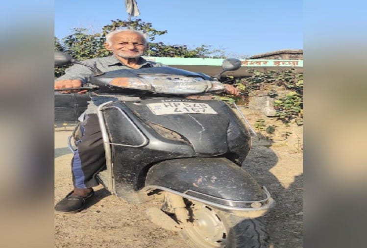 पंचायत चुनाव: खुद स्कूटी चलाकर मतदान करने पहुंचे 102 साल के रुमेल