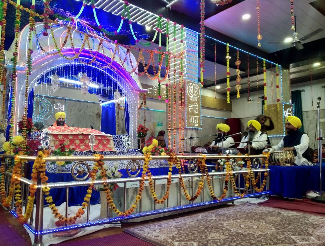काशीपुर गुरुद्वारा श्री सिंह सभा में सजा दीवान और कीर्तन करती संगत। काशीपुर गुरुद्वारा श्री सिंह सभा में सजा दीवान और कीर्तन करती संगत।