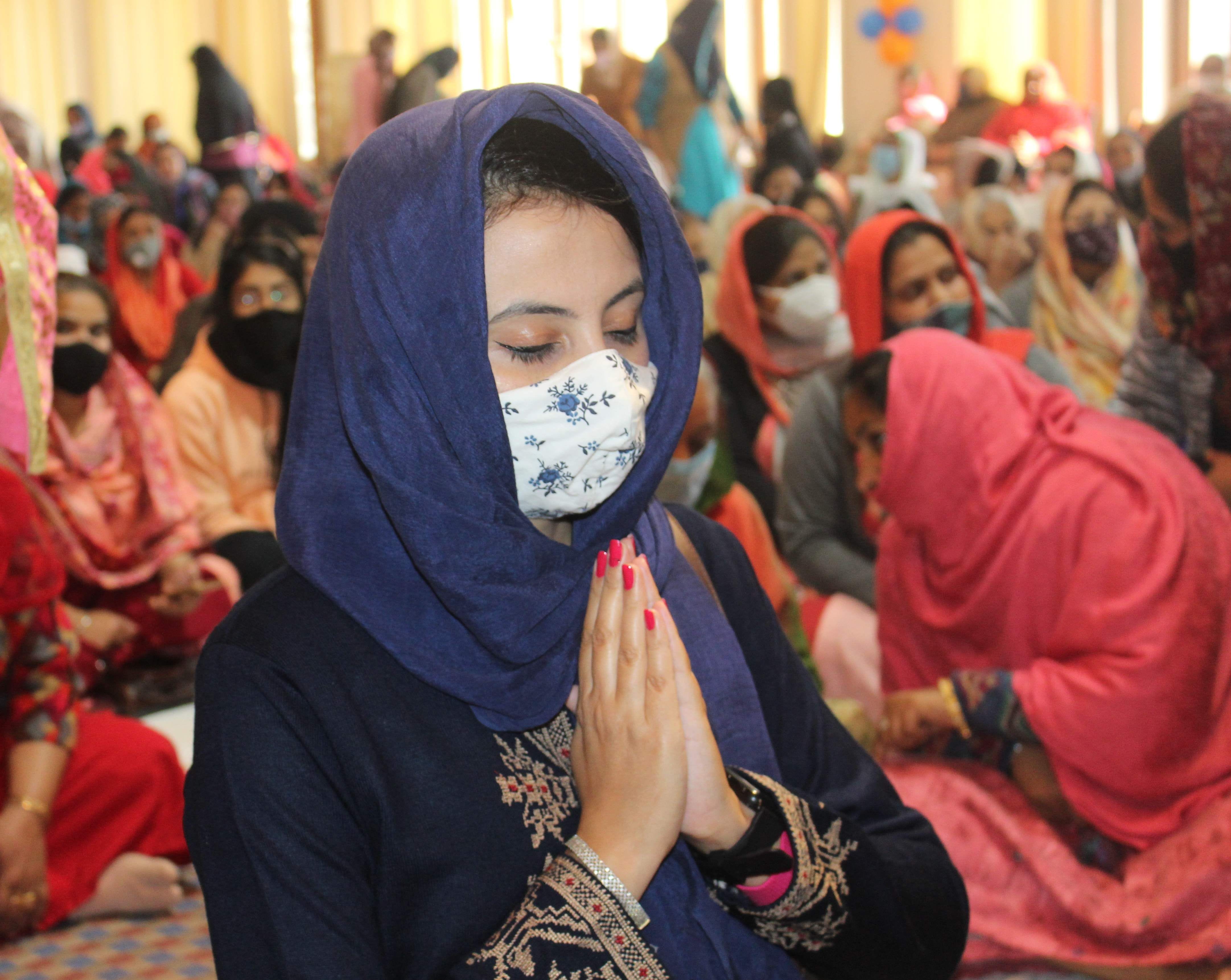 सुभाष रोड स्थित गुरुद्वारे में प्रार्थना करती युवती। संवाद सुभाष रोड स्थित गुरुद्वारे में प्रार्थना करती युवती। संवाद