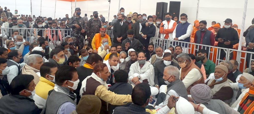 थानाभवन में रस्म पगड़ी के दौरान   मोजूद गन्ना मंत्री सुरेश राणा