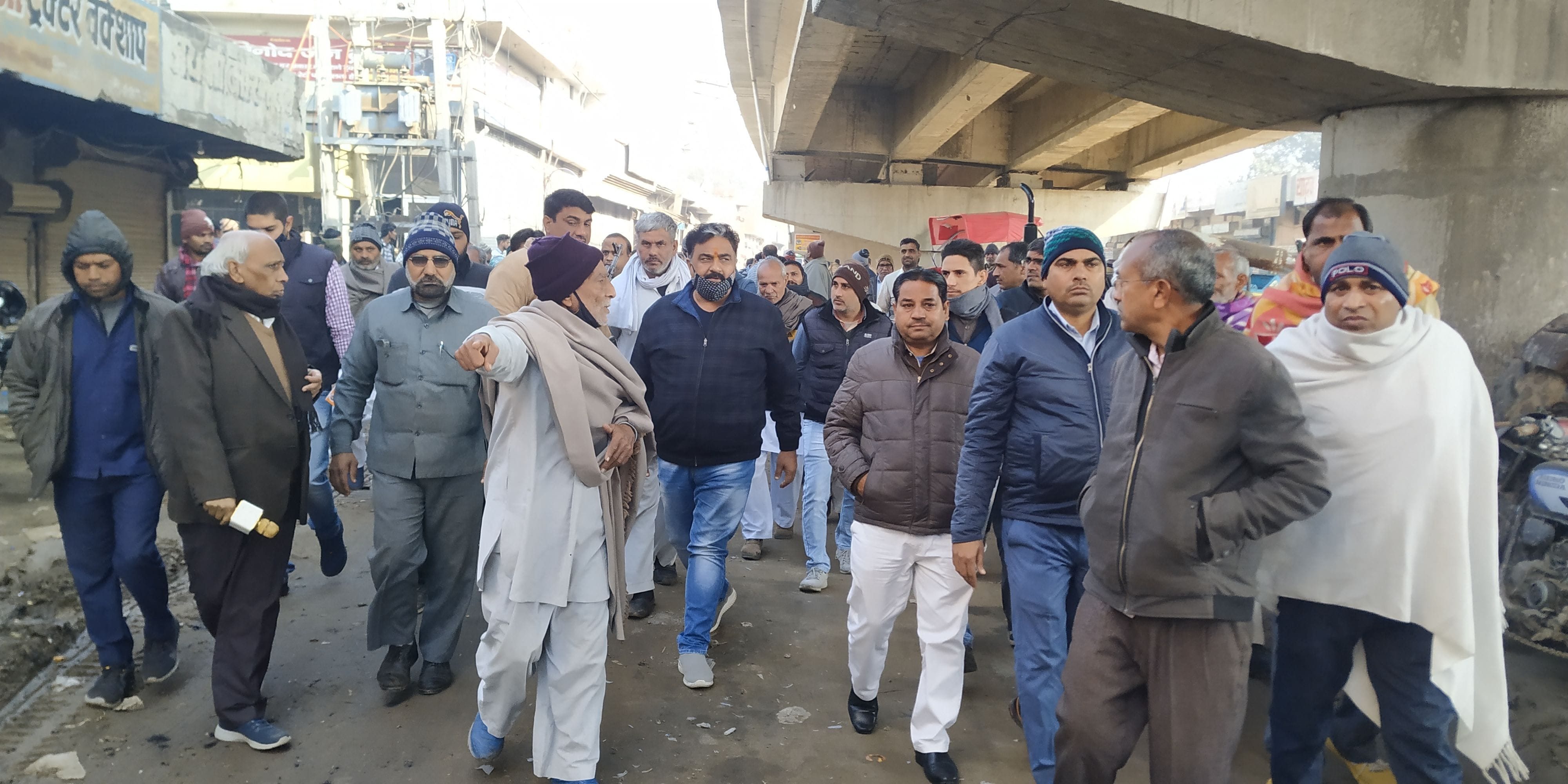 हांसी रोड पर मौका देखने पहुंचे भाजपा विधायक डॉ. कृष्ण मिड्ढा व अधिकारी।