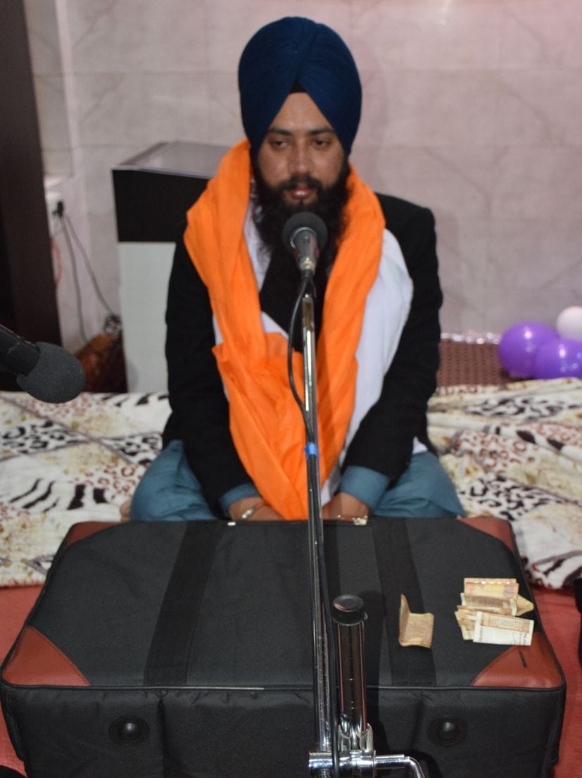 रुद्रपुर में आदर्श कालोनी गुरुद्वारे में गुरु की महिमा का बखान करते ग्रंथी। रुद्रपुर में आदर्श कालोनी गुरुद्वारे में गुरु की महिमा का बखान करते ग्रंथी।