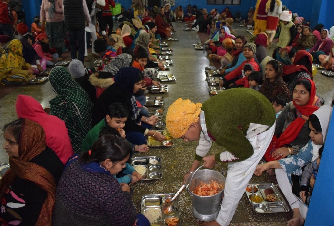 रुद्रपुर में आदर्श कालोनी गुरुद्वारे में लंगर चखते लोग। रुद्रपुर में आदर्श कालोनी गुरुद्वारे में लंगर चखते लोग।