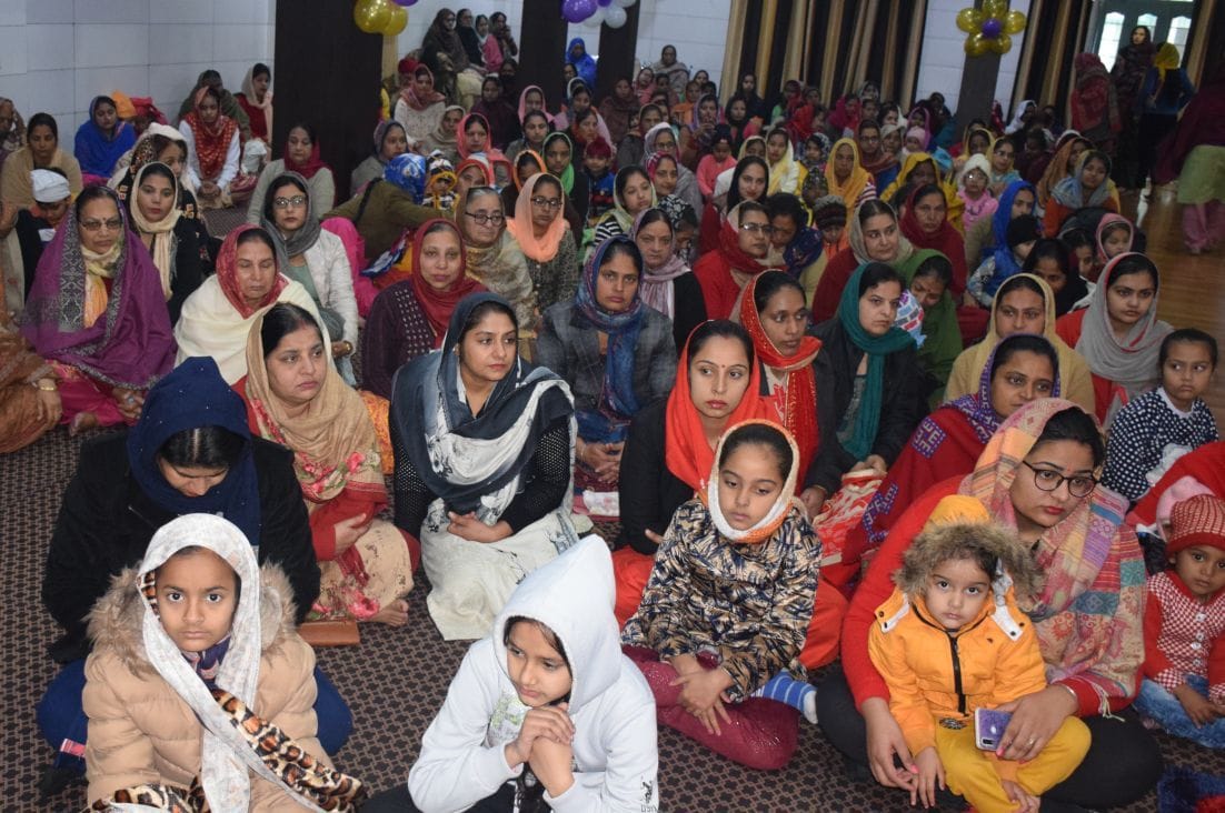 रुद्रपुर आदर्श कालोनी गुरुद्वारे में कथा सुनतीं महिलाएं। रुद्रपुर आदर्श कालोनी गुरुद्वारे में कथा सुनतीं महिलाएं।