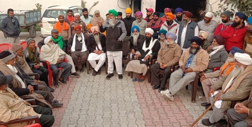 गदरपुर में किसानों को संबोधित करते भाकियू के प्रदेश अध्यक्ष करम सिंह पड्डा।