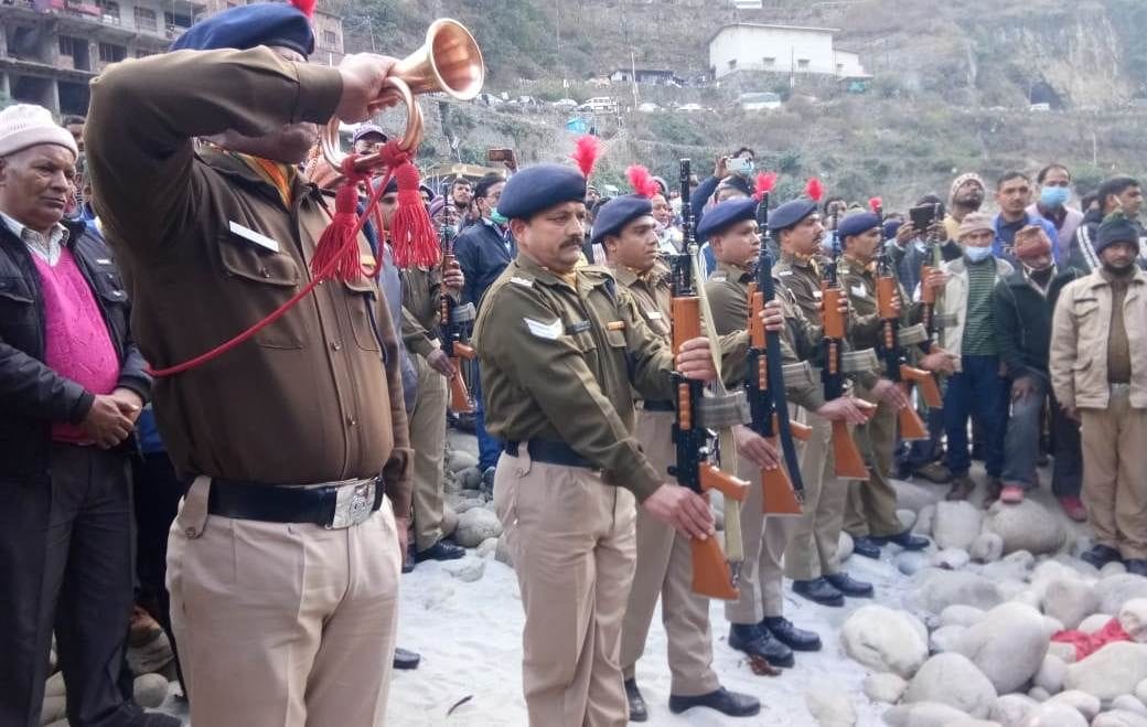 कर्णप्रयाग में संगम पर नायब सूबेदार रविंद्र सिंह नेगी को अंतिम सलामी देते जवान। कर्णप्रयाग में संगम पर नायब सूबेदार रविंद्र सिंह नेगी को अंतिम सलामी देते जवान।