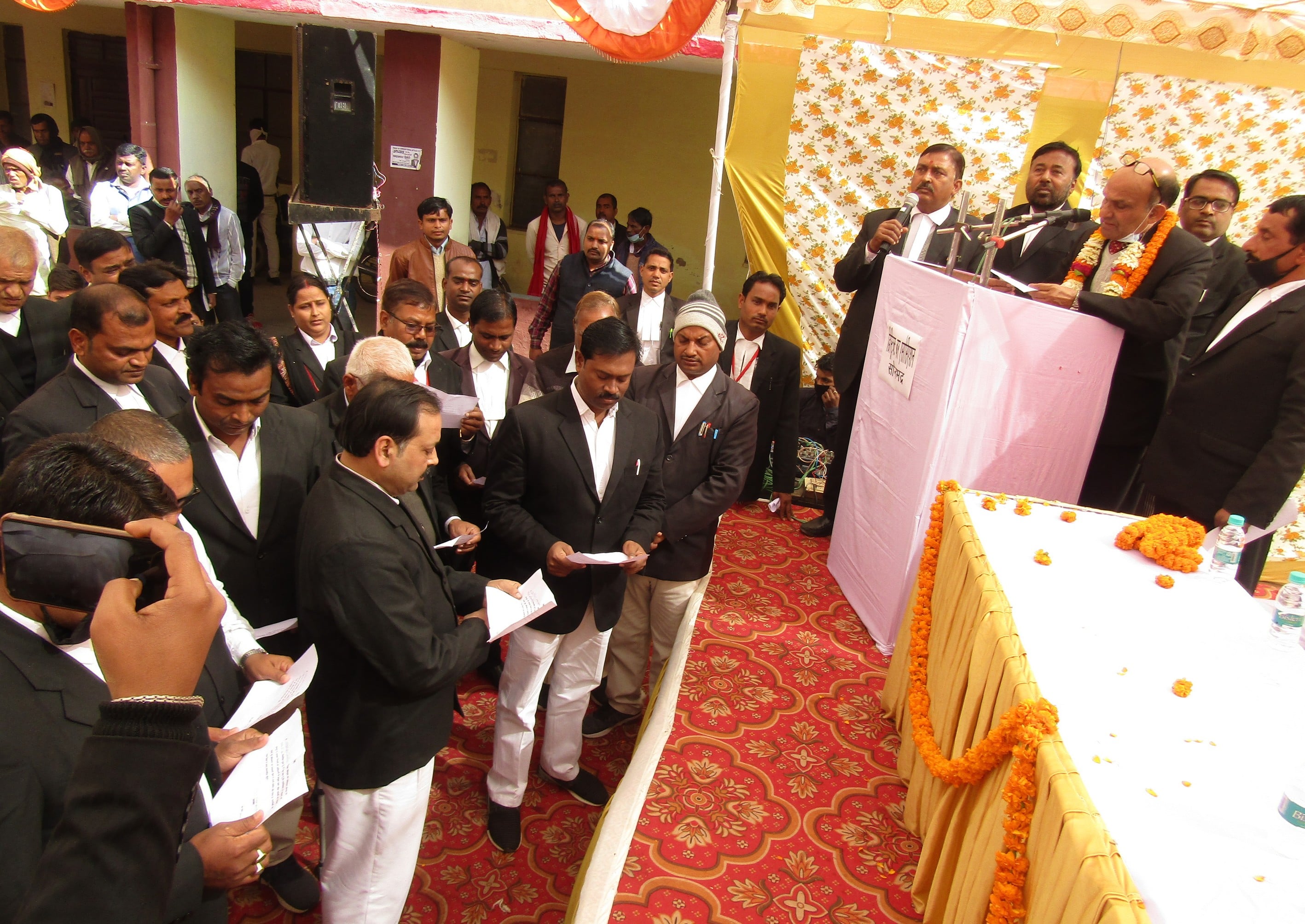 राबर्ट्सगंज कचहरी परिसर में डिस्ट्रिक्ट बार एसोसिएशन के नवनिर्वाचित पदाधिकारियों को शपथ दिलात राबर्ट्सगंज कचहरी परिसर में डिस्ट्रिक्ट बार एसोसिएशन के नवनिर्वाचित पदाधिकारियों को शपथ दिलात