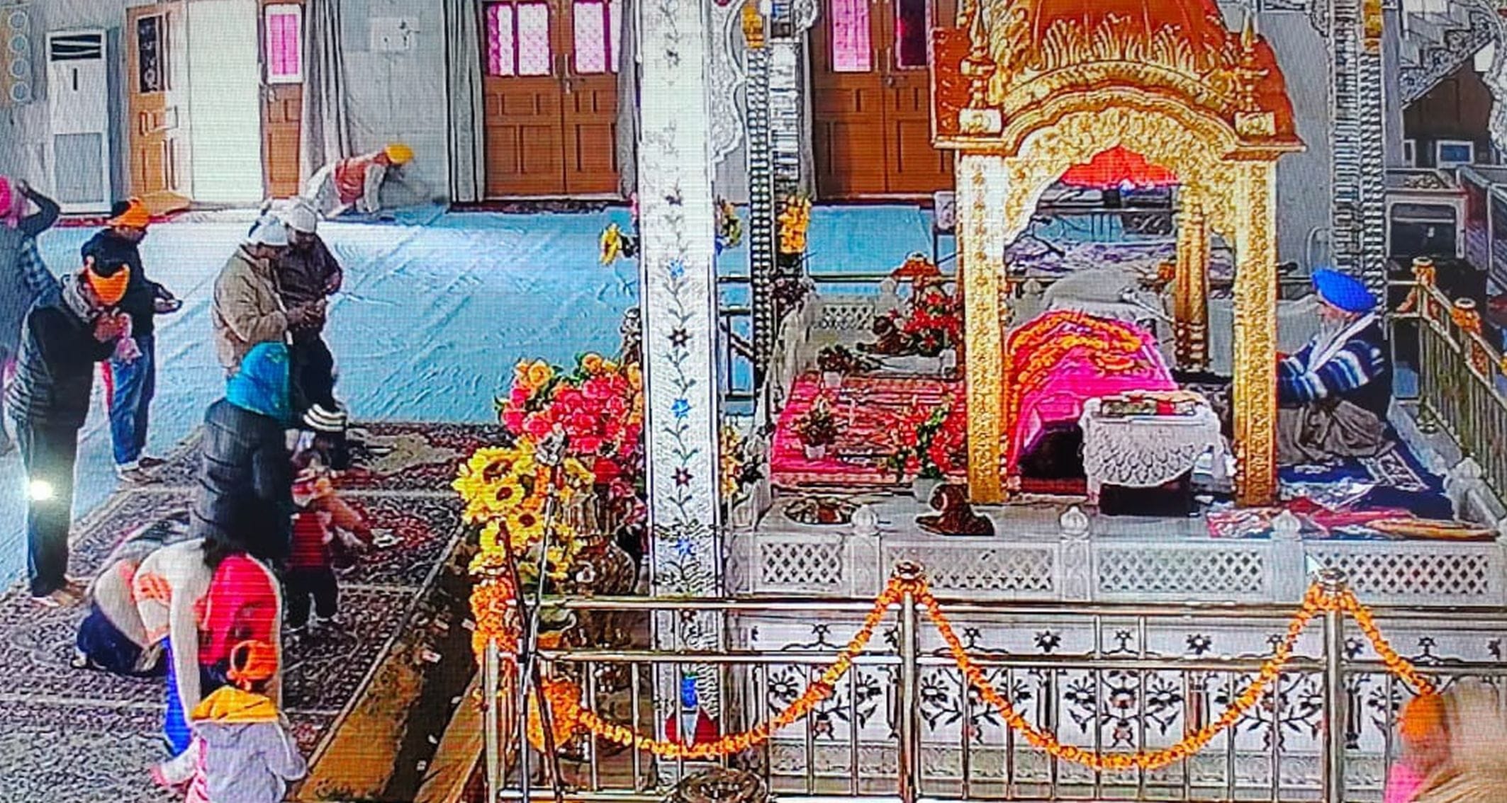 नानकमत्ता के श्री गुरुद्वारा साहिब के दरबार में शीश नवाते श्रद्धालु। नानकमत्ता के श्री गुरुद्वारा साहिब के दरबार में शीश नवाते श्रद्धालु।