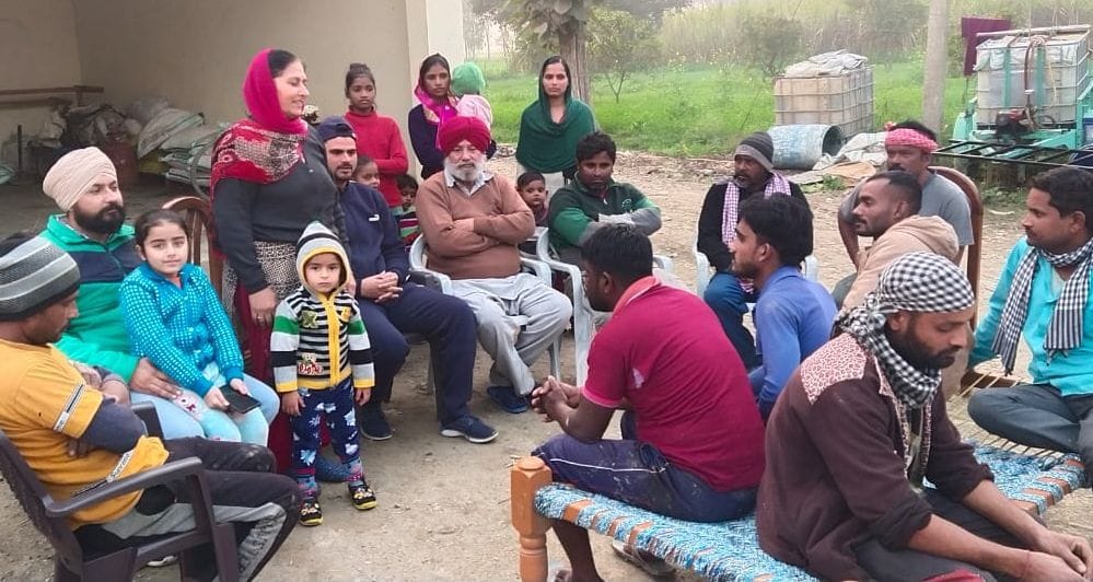 बाजपुर के गांव रानी नागल में बैठक करते किसान