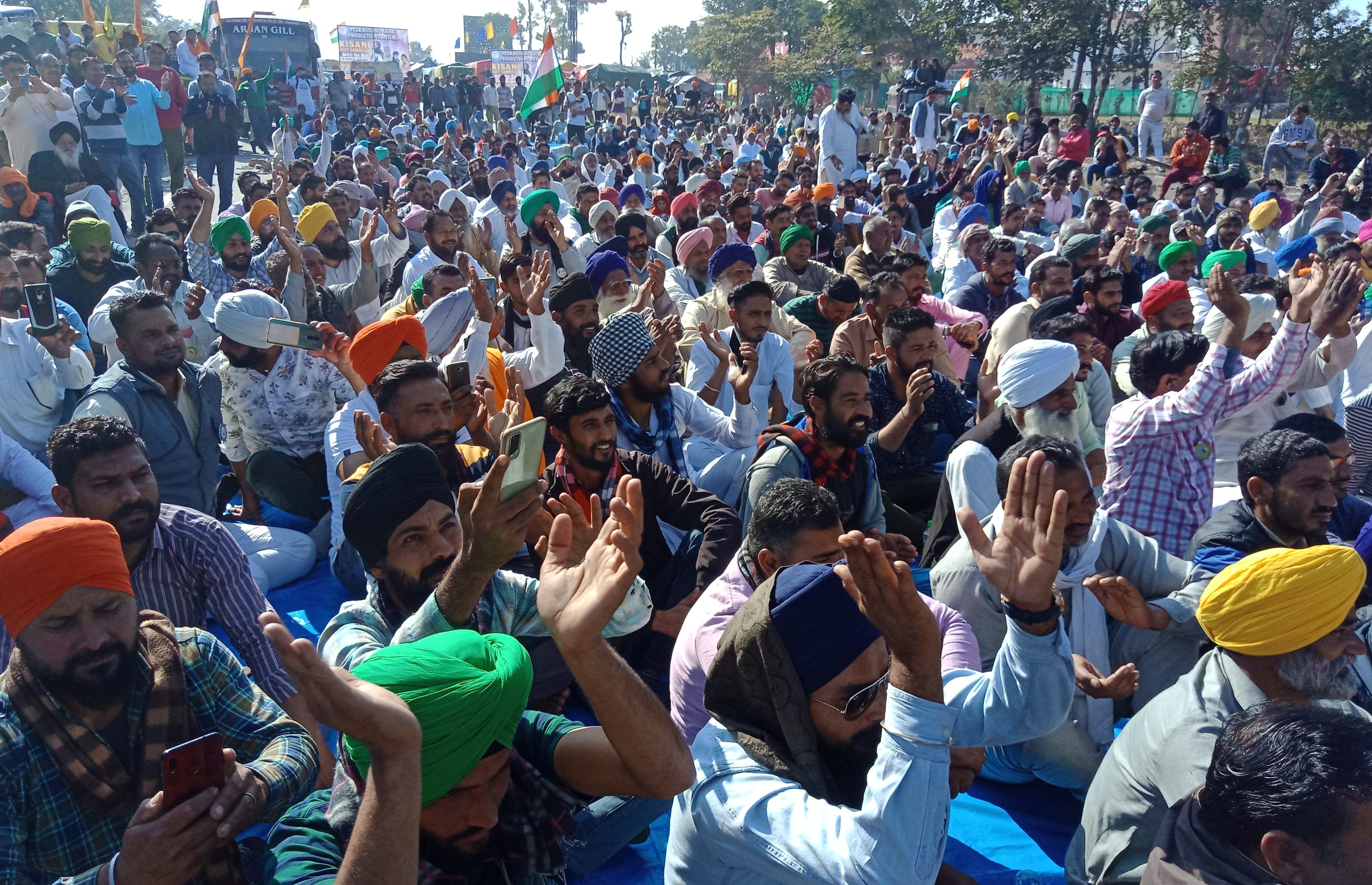 पंजाबी गायकों के गाने पर ताली बजाते किसान। संवाद